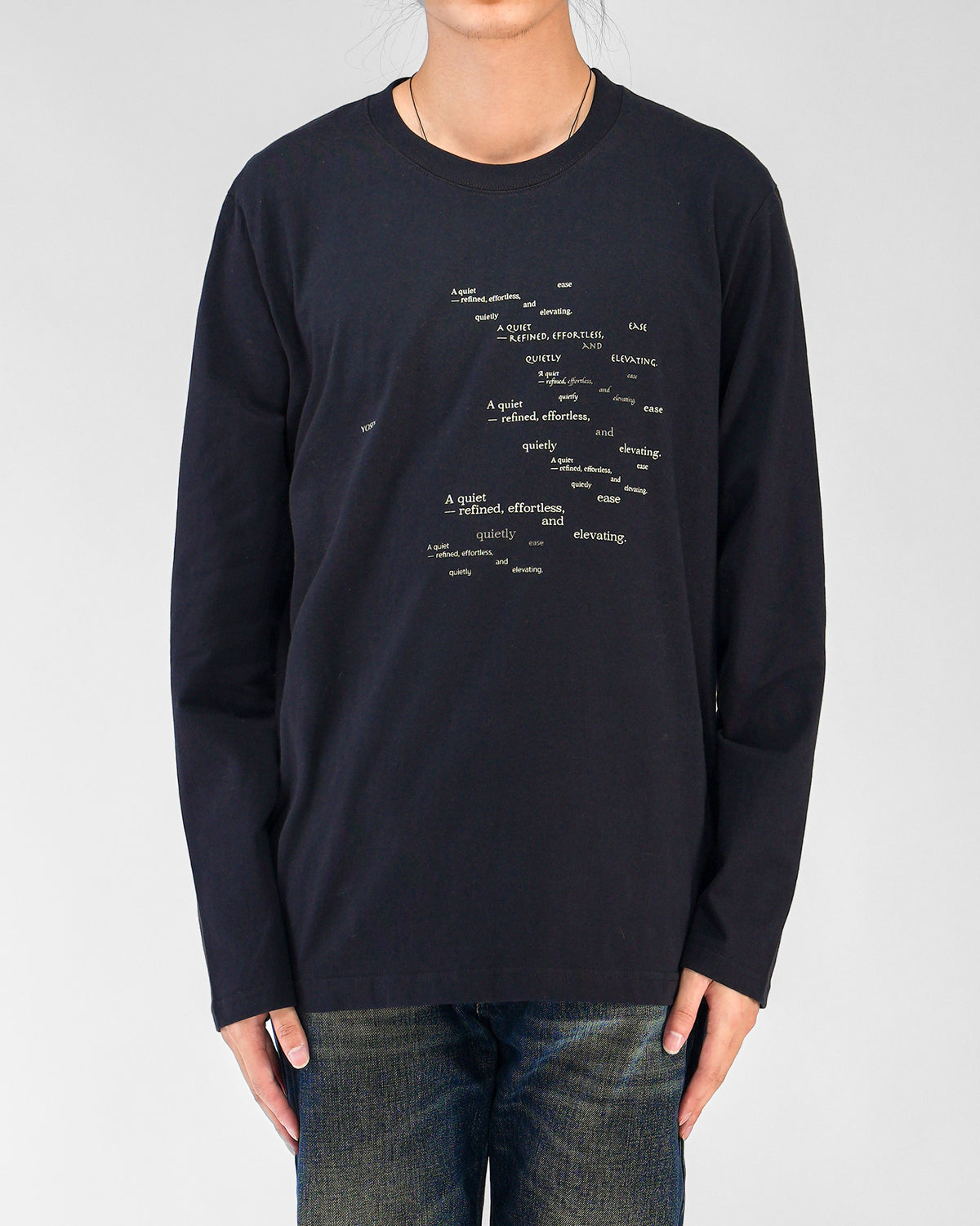 YOSEN Lune グラフィック長袖Tシャツ ネイビー｜デニムを合わせた正面シルエット