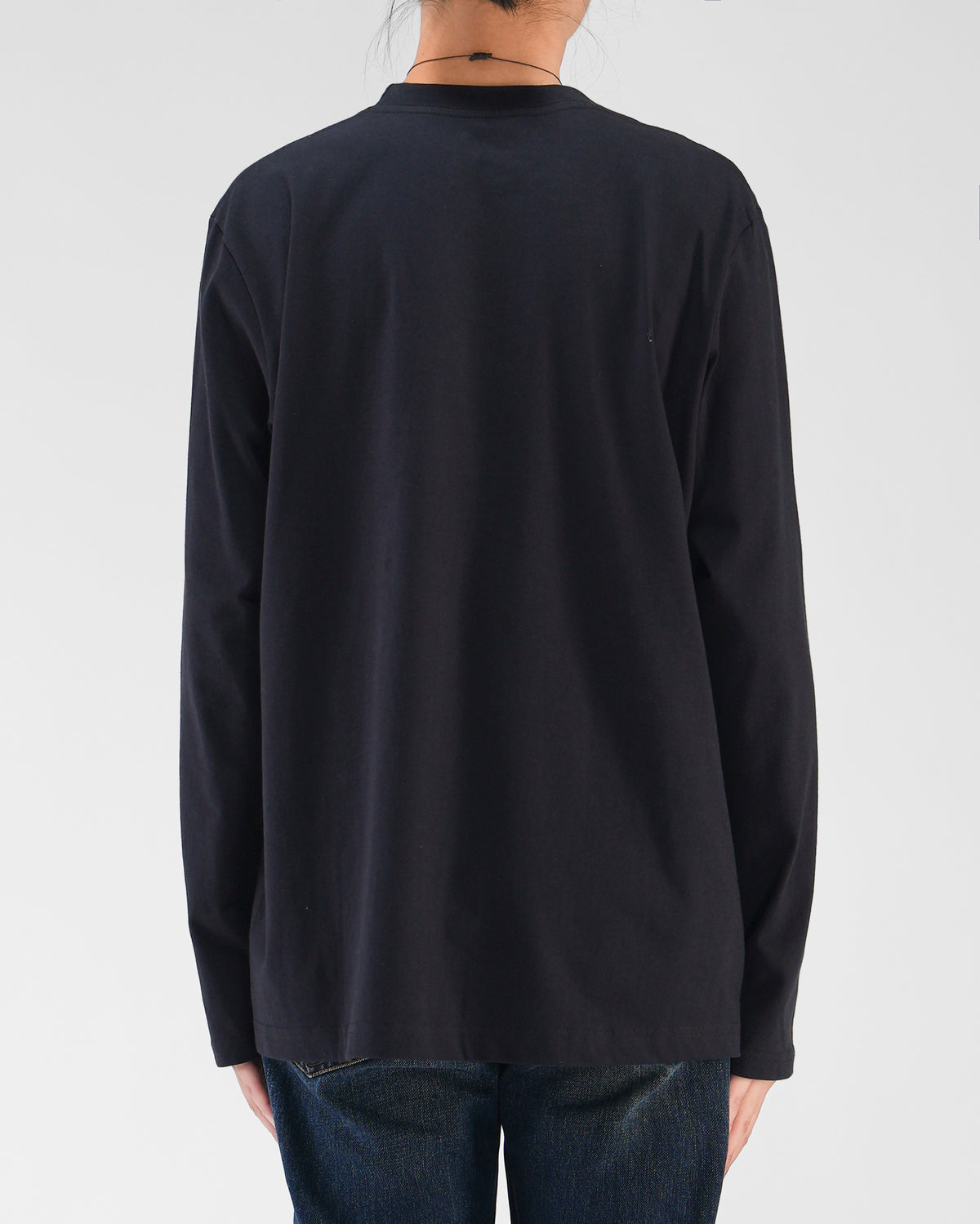 YOSEN Lune グラフィック長袖Tシャツ ネイビー｜デニムを合わせた背面シルエット