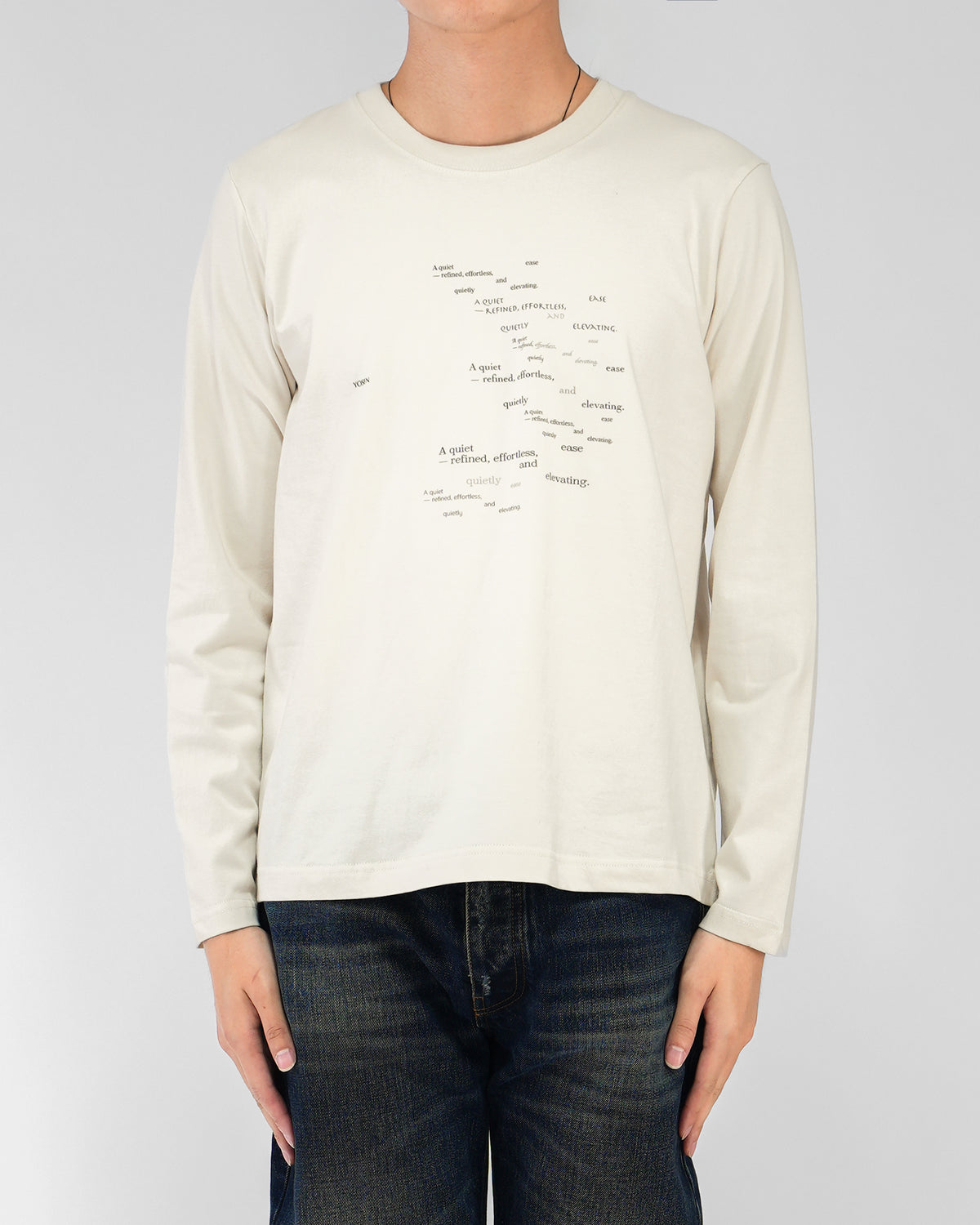 YOSEN Lune グラフィック長袖Tシャツ エクリュ｜デニムを合わせた正面の着用イメージ