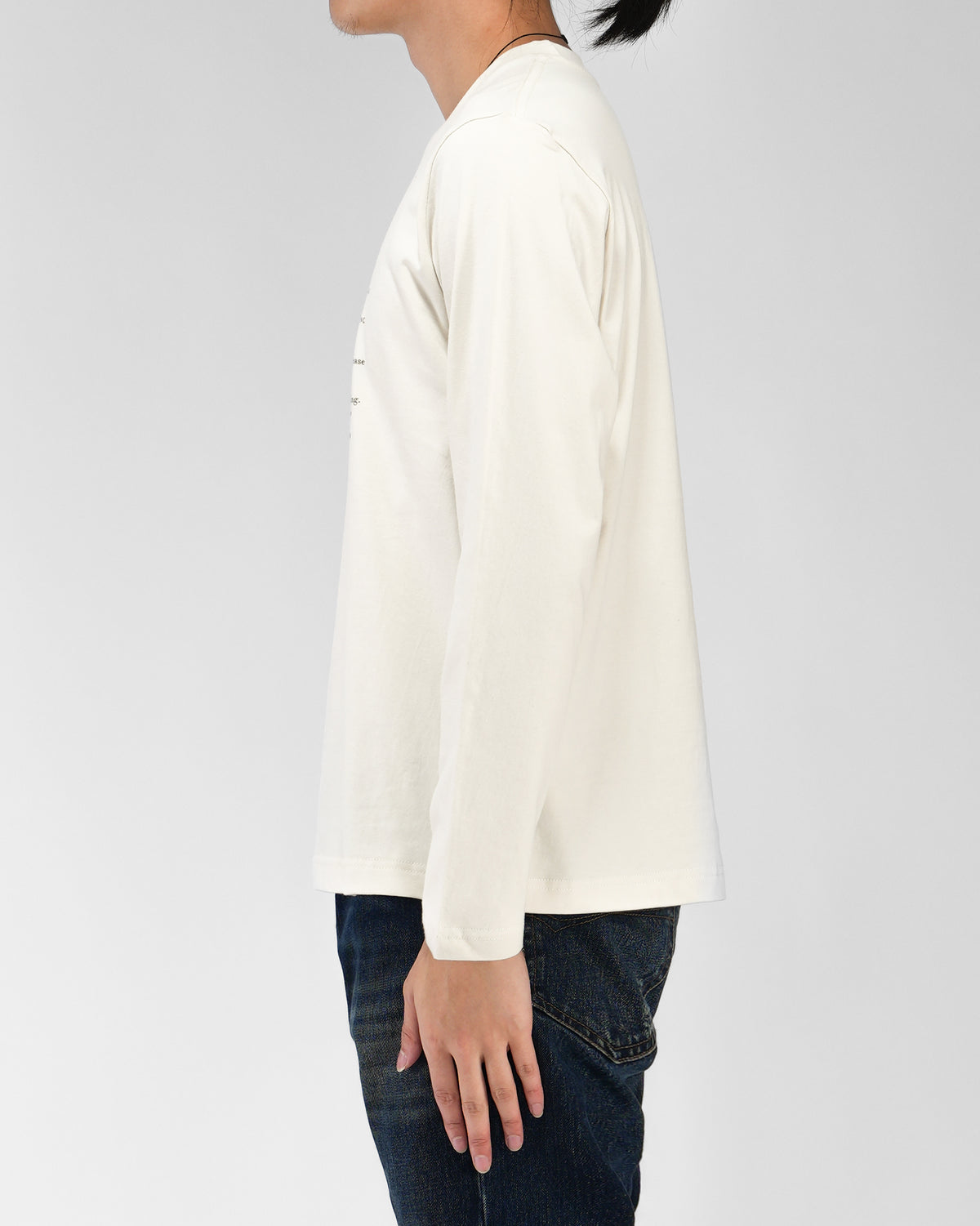 YOSEN Lune グラフィック長袖Tシャツ エクリュ｜デニムを合わせた横向きの着用イメージ