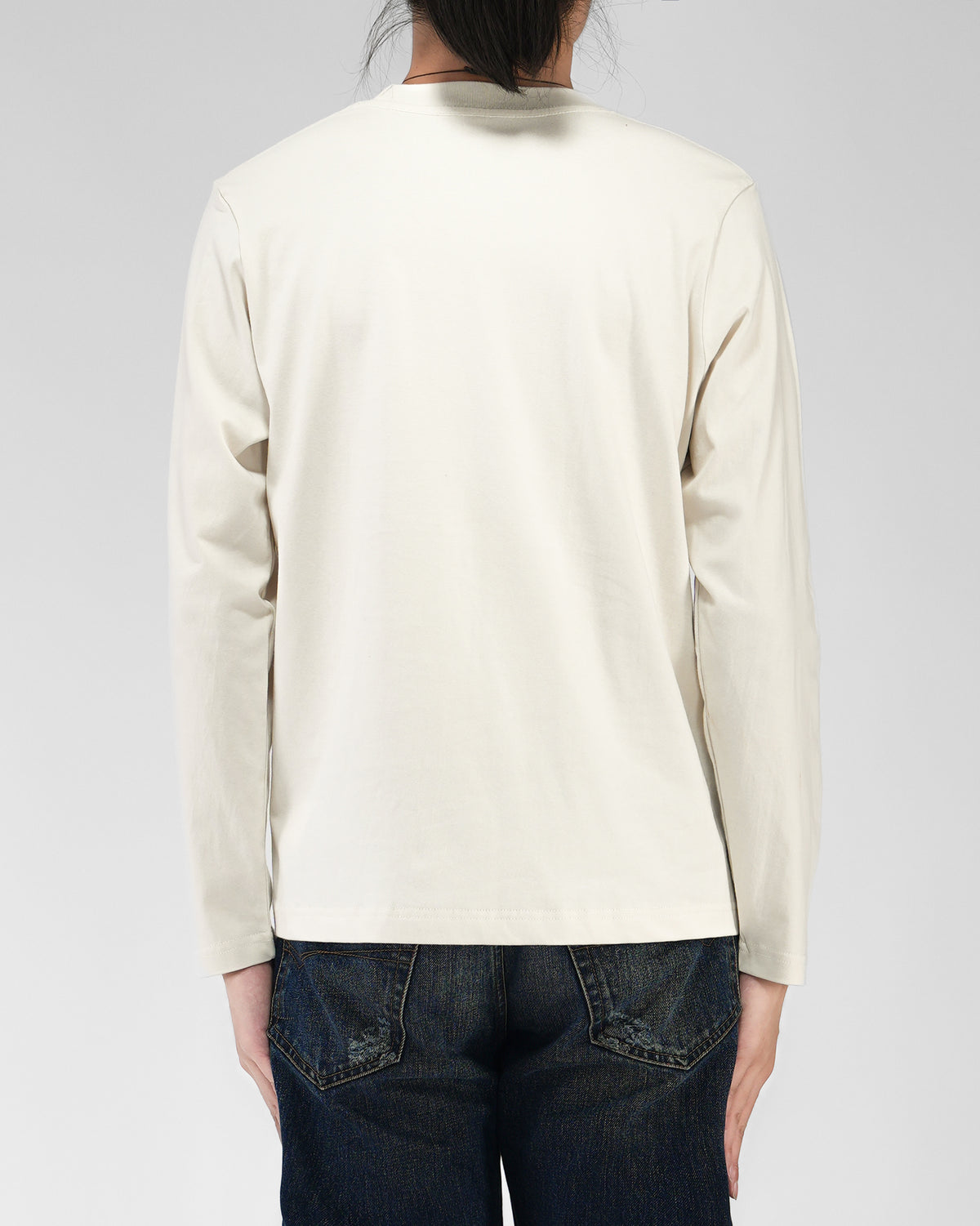 YOSEN Lune グラフィック長袖Tシャツ エクリュ｜背面の着用シルエット