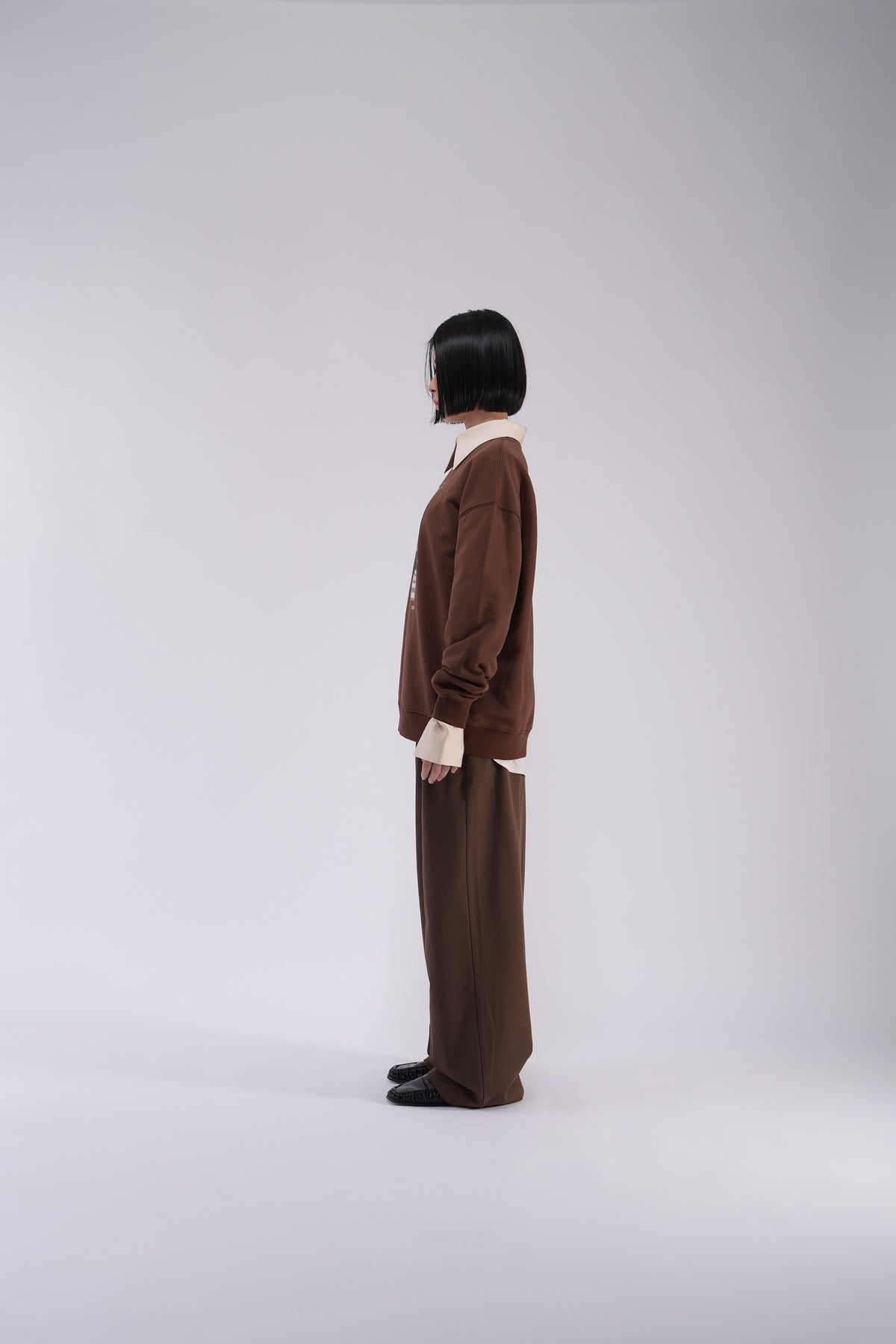 YOSEN Note オーバーサイズスウェット ブラウン｜斜めから見た全身シルエット