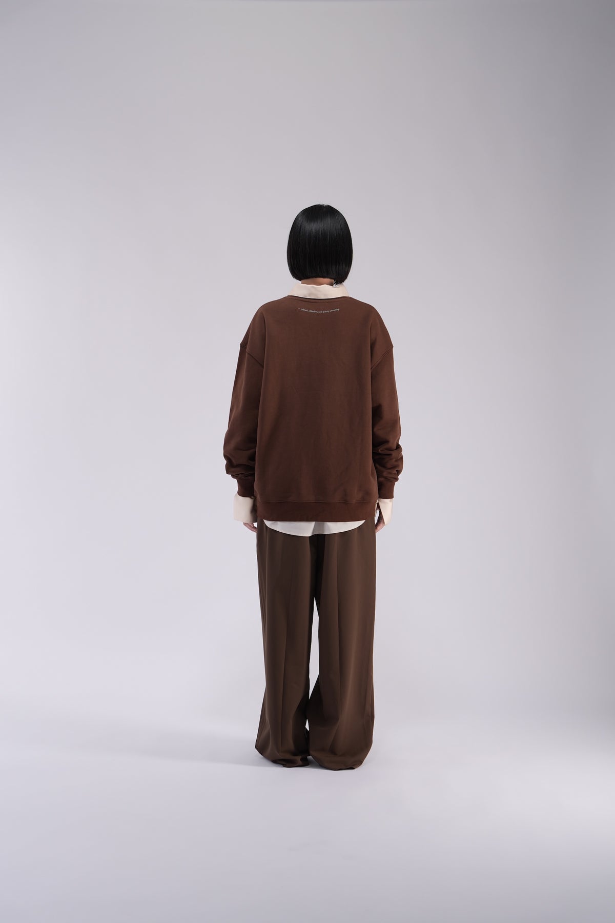 YOSEN Note オーバーサイズスウェット ブラウン｜背面の全身シルエット
