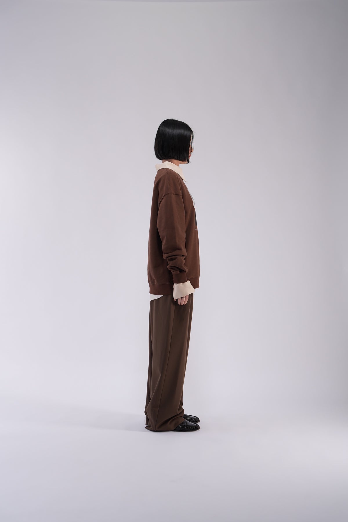 YOSEN Note オーバーサイズスウェット ブラウン｜横から見た全身シルエット