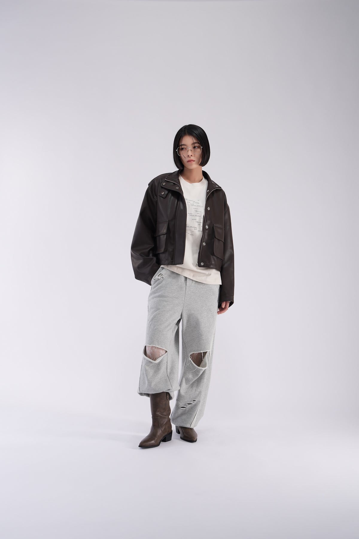 YOSEN Lune グラフィック長袖Tシャツ エクリュ｜ブラウンのジャケットを重ねたコーディネート