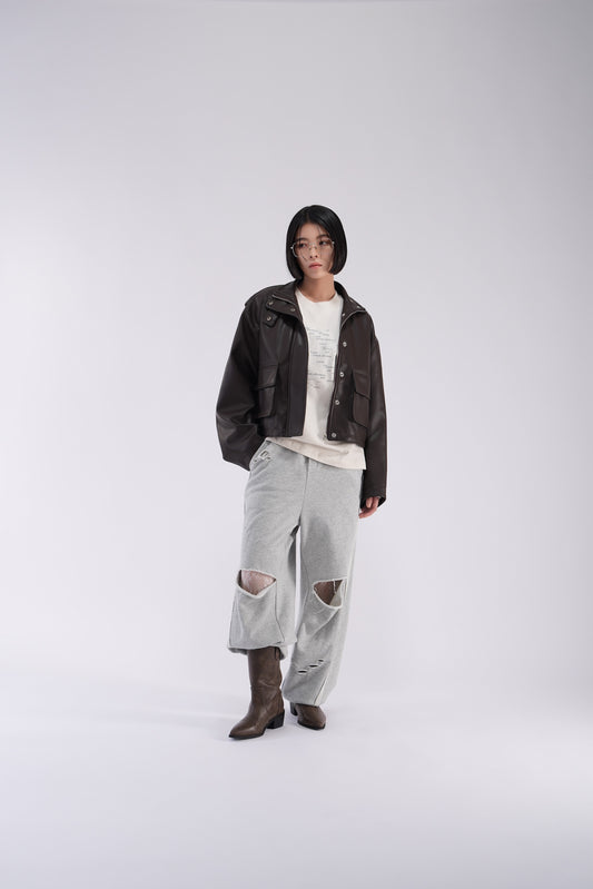 YOSEN Lune グラフィック長袖Tシャツ エクリュ｜ブラウンのジャケットを重ねたコーディネート
