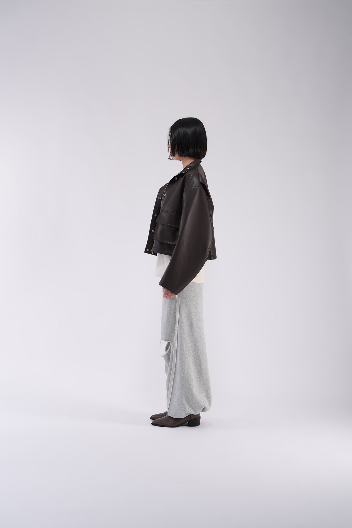 YOSEN 2WAYダメージスウェットパンツ グレー｜ジャケットを合わせた横向きのコーディネート