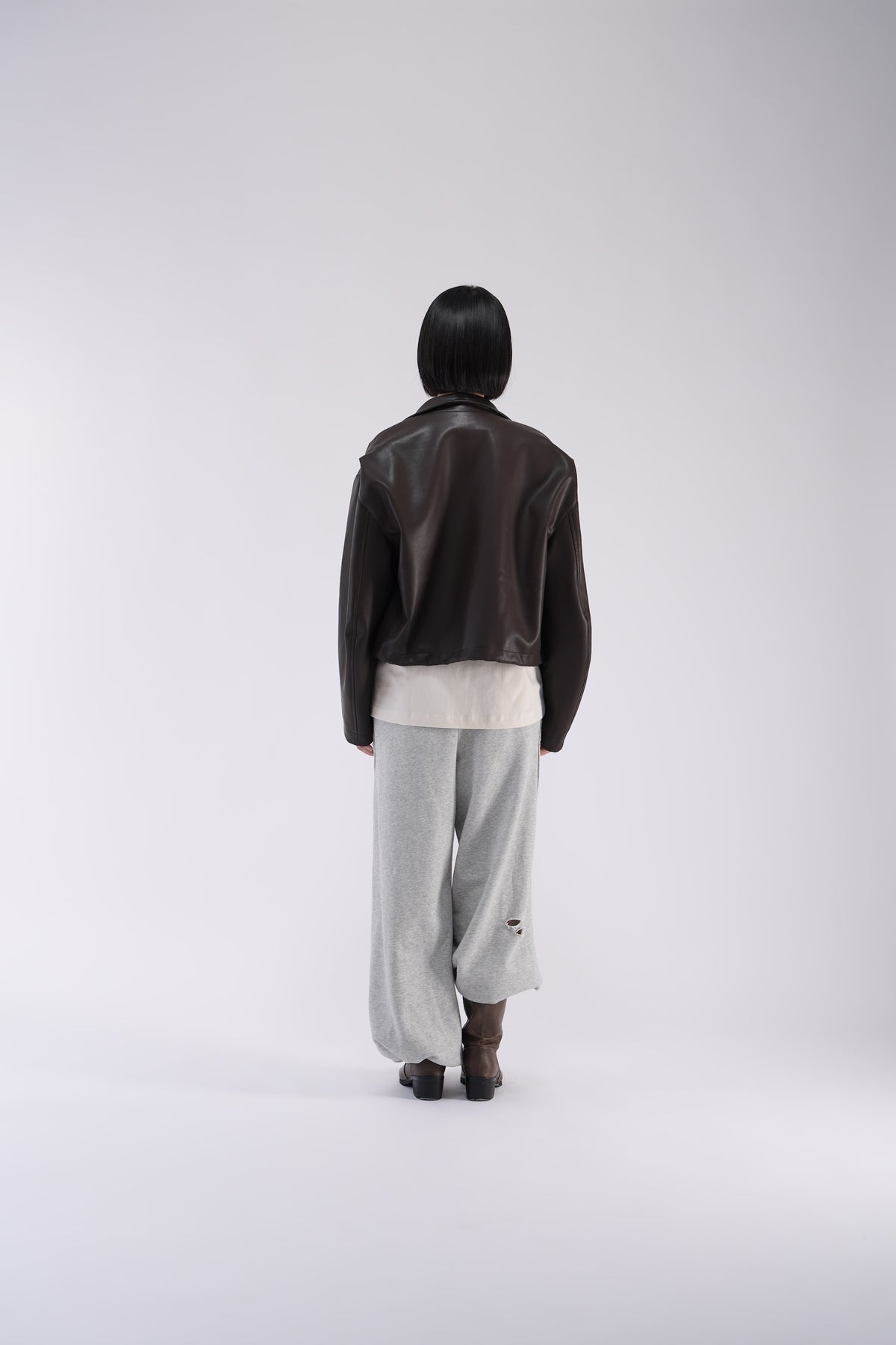 YOSEN 2WAYダメージスウェットパンツ グレー｜ジャケットを合わせた背面シルエット