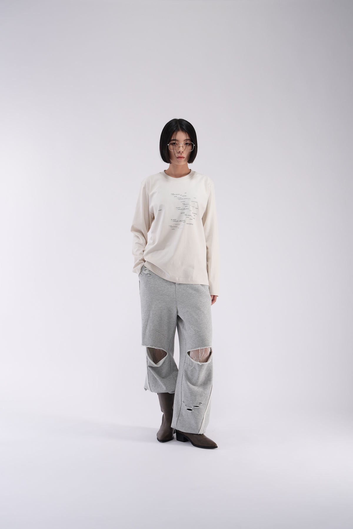 YOSEN Lune グラフィック長袖Tシャツ エクリュ｜グレーのダメージパンツとの全身コーディネート