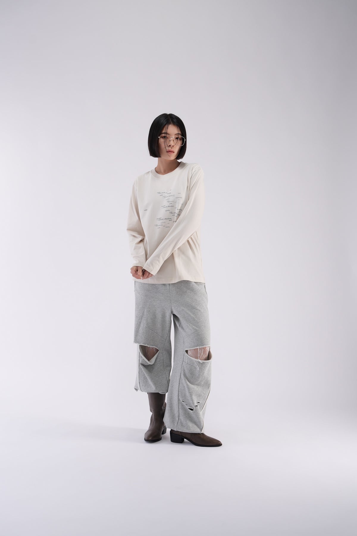 YOSEN 2WAYダメージスウェットパンツ グレー｜エクリュの長袖Tシャツとの全身コーディネート