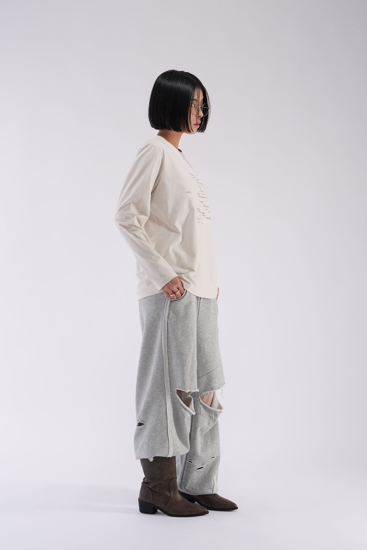 YOSEN Lune グラフィック長袖Tシャツ エクリュ｜横から見た着用シルエット