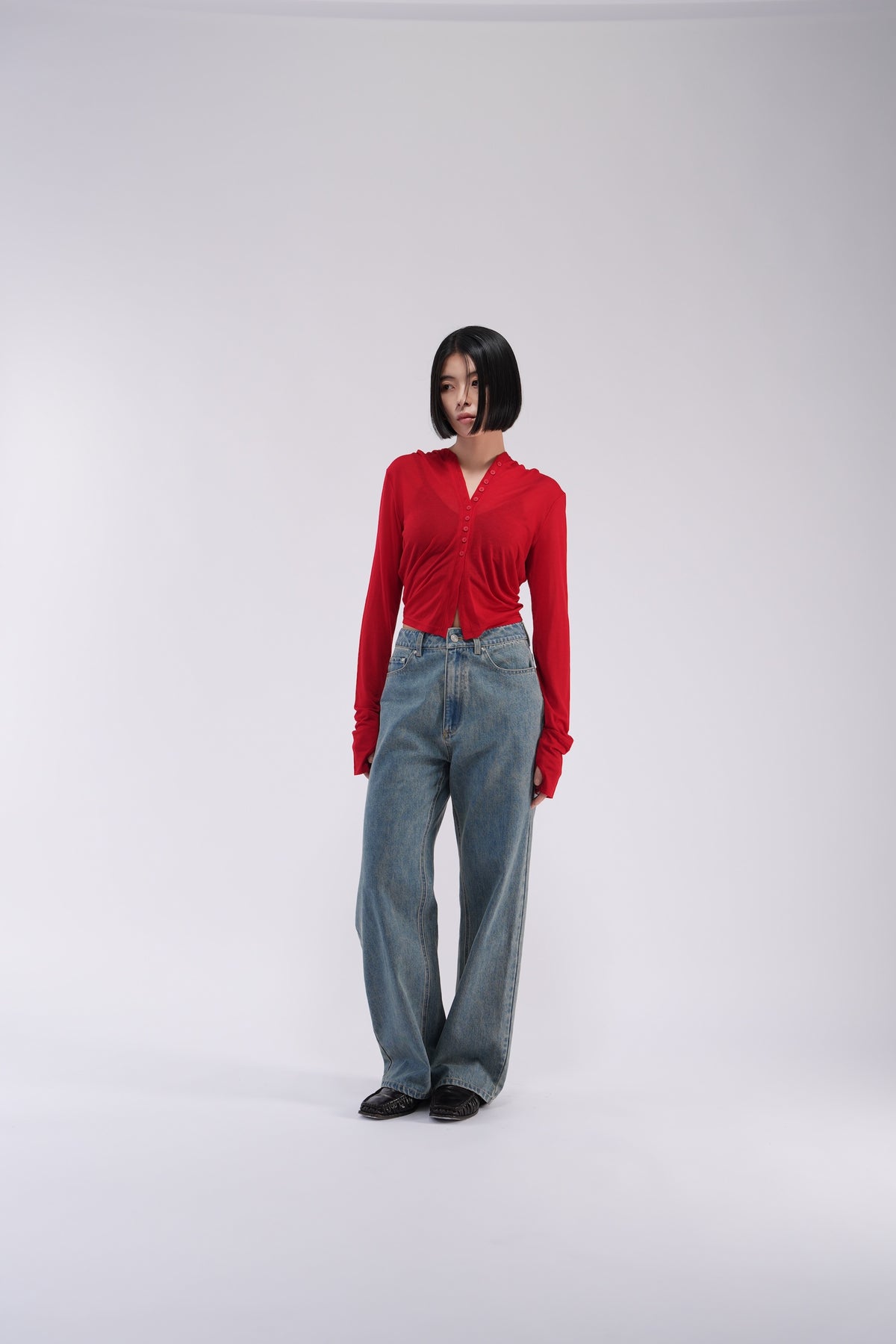 YOSEN ウォッシュドストレートデニムパンツ ブルー｜赤いカーディガンを合わせた全身コーディネート