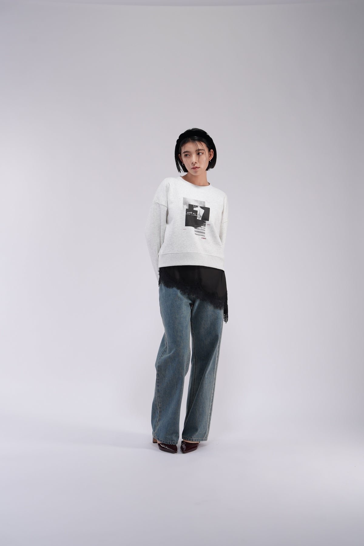 YOSEN ウォッシュドストレートデニムパンツ ブルー｜白いトップスを合わせた全身コーディネート