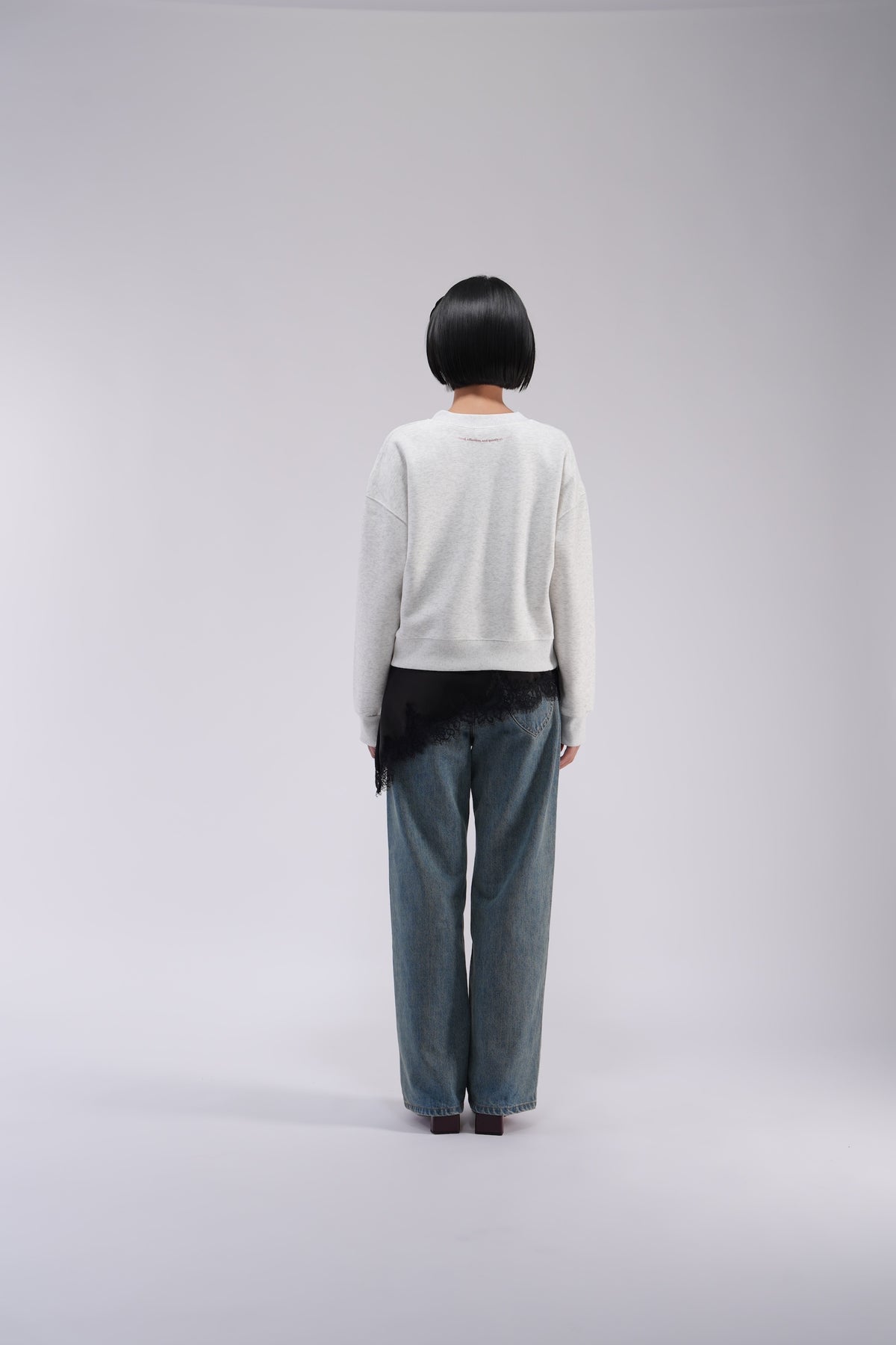 YOSEN ウォッシュドストレートデニムパンツ ブルー｜白いトップスを合わせた後ろ姿