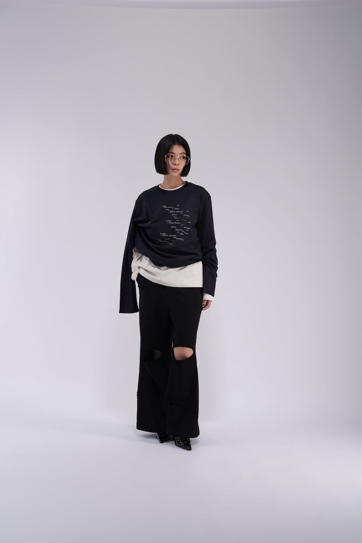 YOSEN 2WAYダメージスウェットパンツ ブラック｜ネイビーの長袖Tシャツとの全身コーディネート