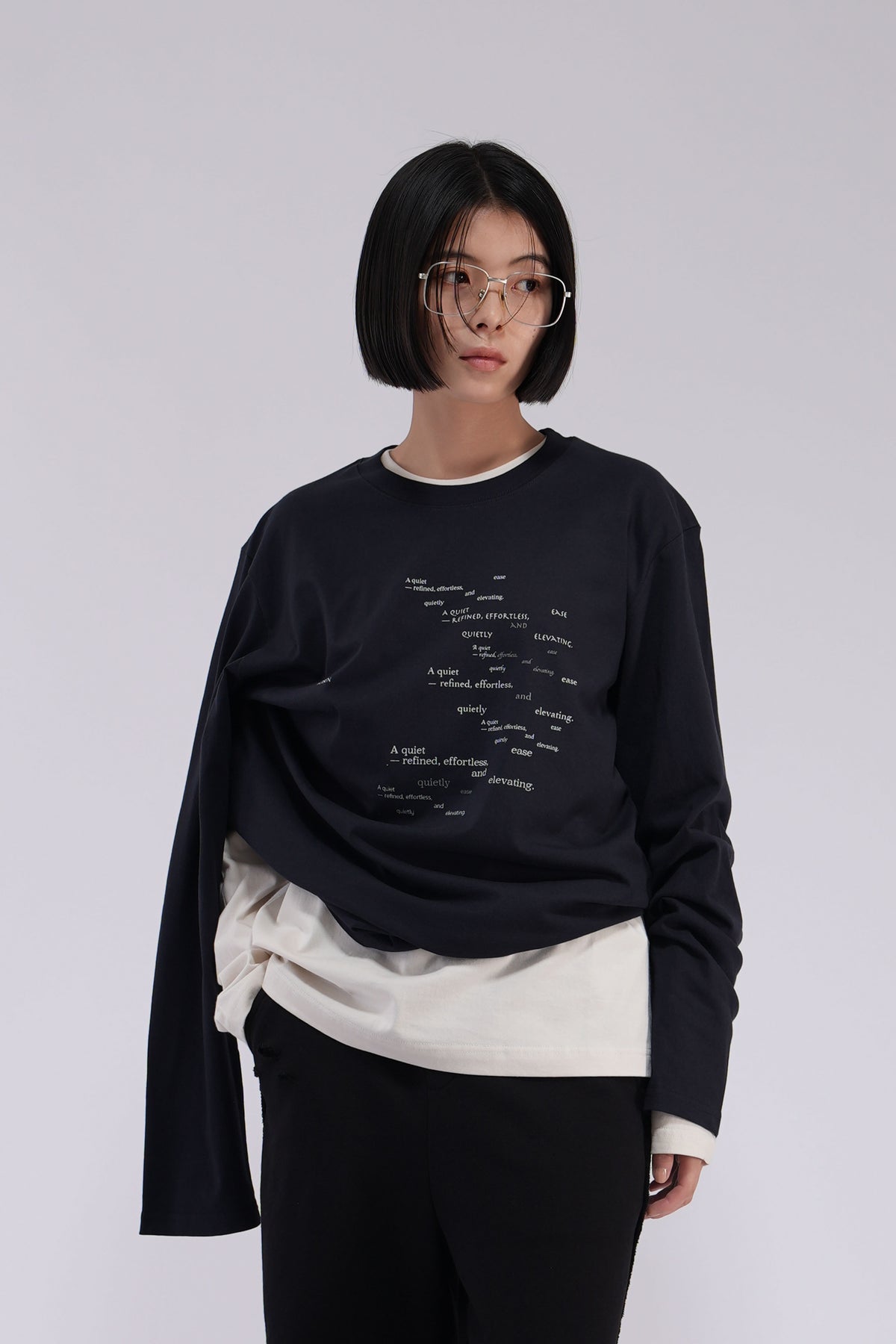 YOSEN Lune グラフィック長袖Tシャツ ネイビー｜前面グラフィックの着用イメージ