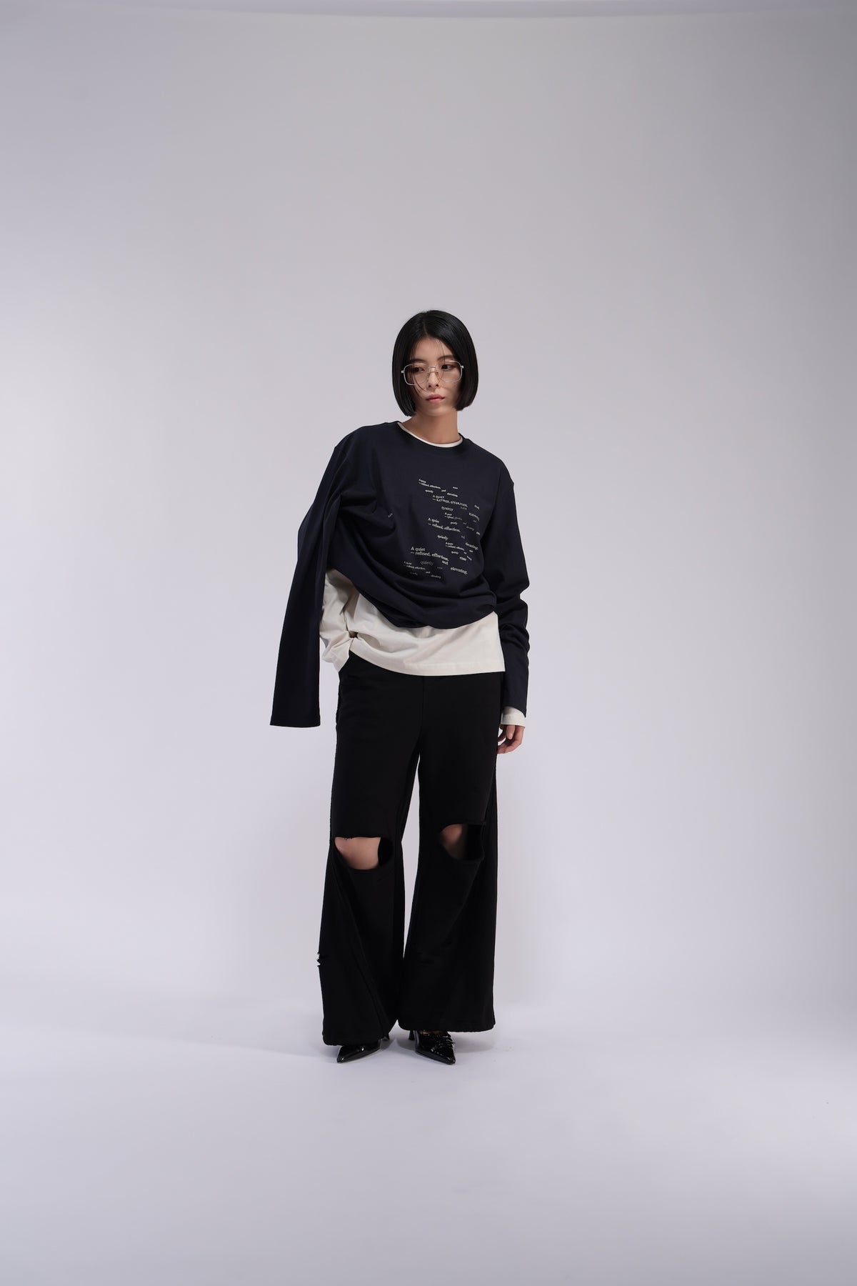 YOSEN Lune グラフィック長袖Tシャツ ネイビー｜黒いダメージパンツとの全身コーディネート