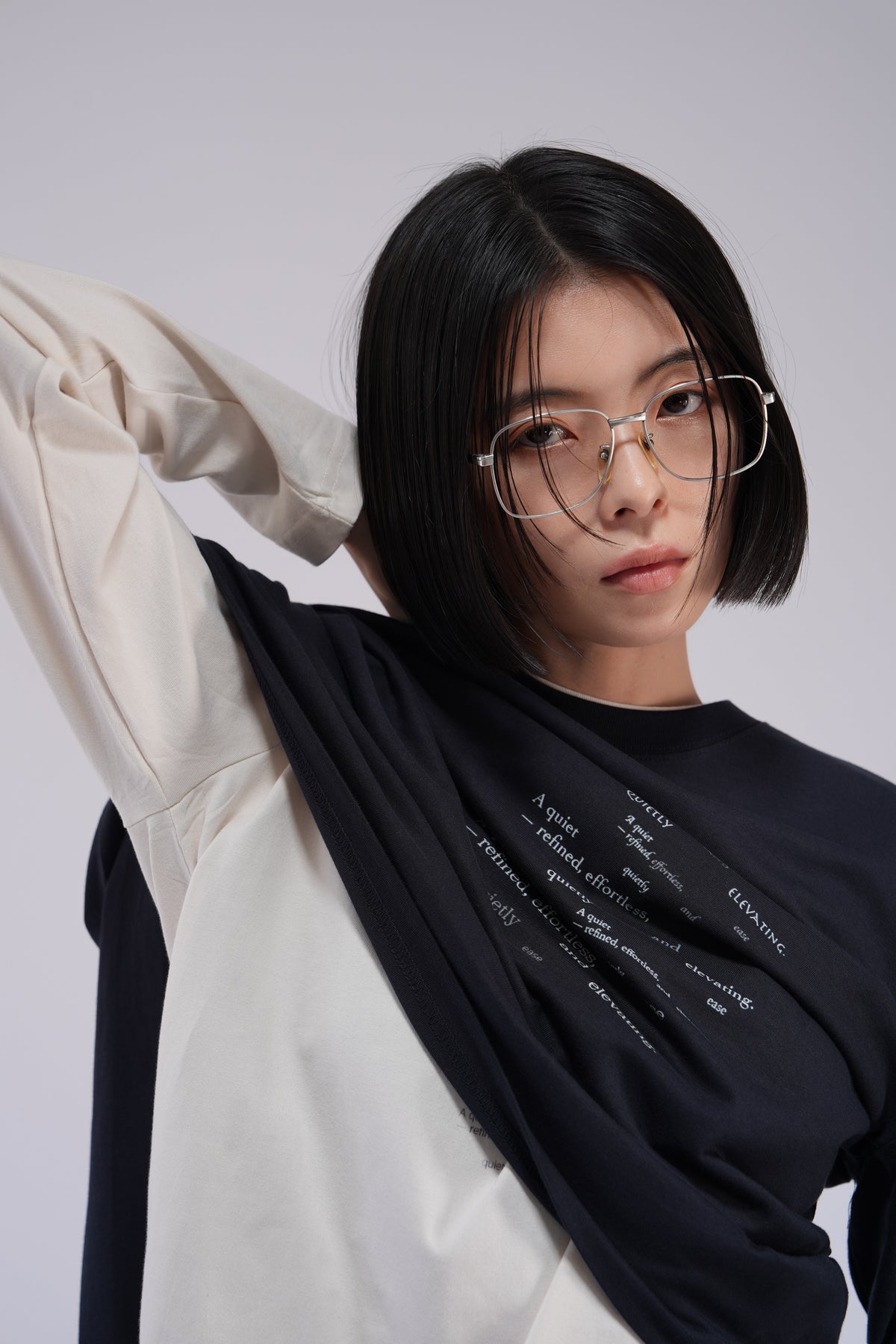 YOSEN Lune グラフィック長袖Tシャツ ネイビー｜エクリュのトップスを重ねた袖