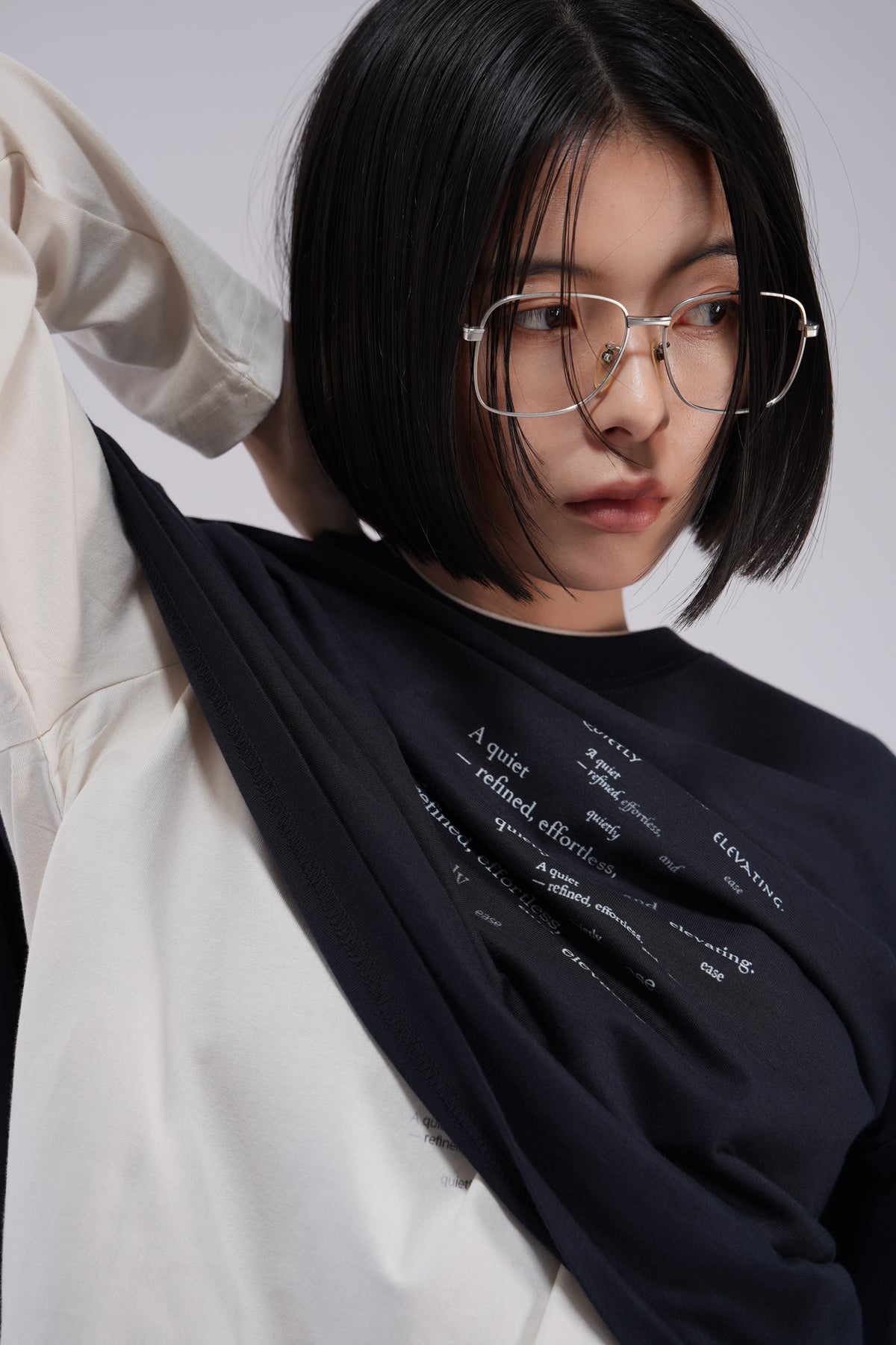 YOSEN Lune グラフィック長袖Tシャツ ネイビー｜胸元グラフィックと襟元