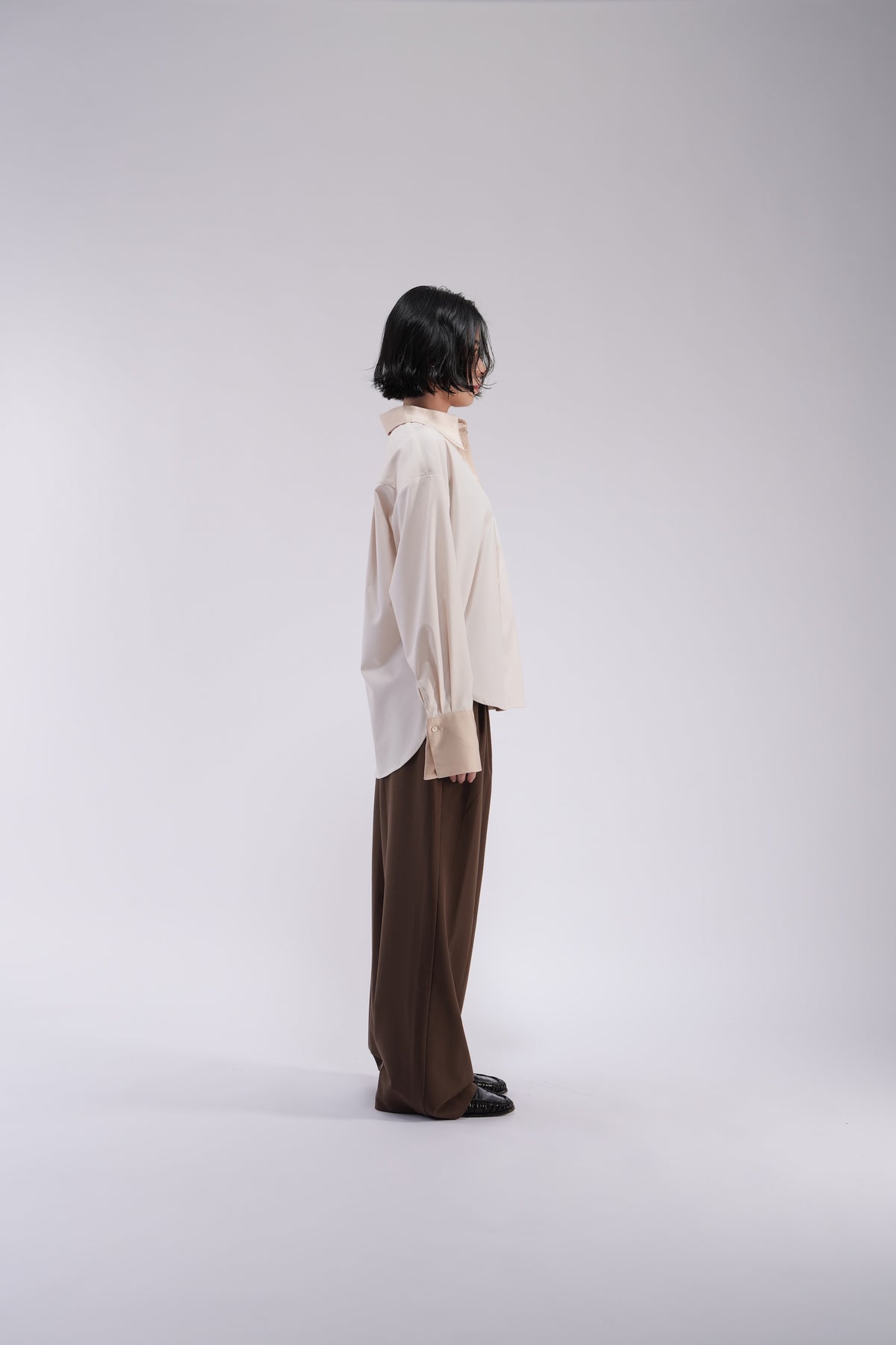 YOSEN サテン切り替えオーバーサイズシャツ オフホワイト｜横から見た前後の丈