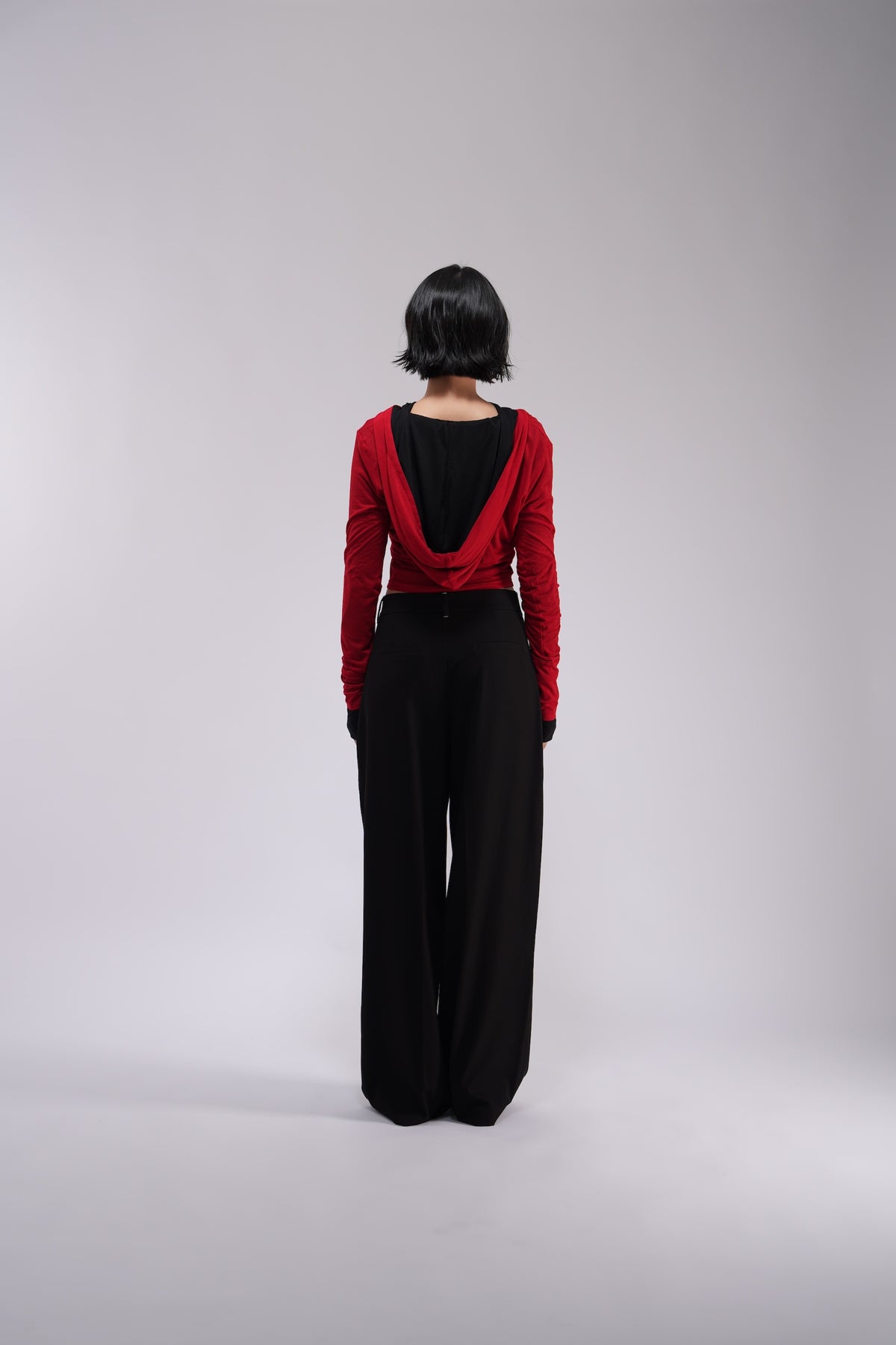 YOSEN ラインステッチワイドスラックス ブラック｜背面の全身コーディネート